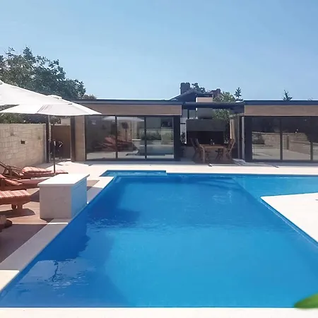 Apartment Beautiful In Kastel Stari With Jacuzzi