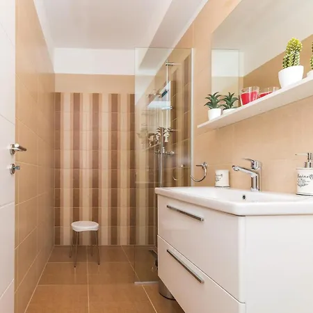 Beautiful In Kastel Stari With Jacuzzi Apartment